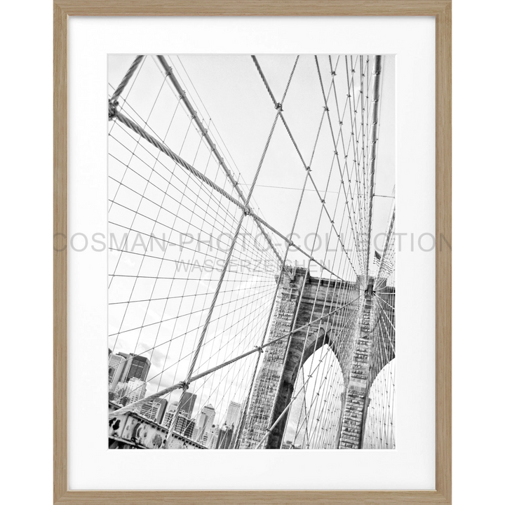 Schwarz-weiß Architekturaufnahme der Kabel und des Turms der Brooklyn Bridge