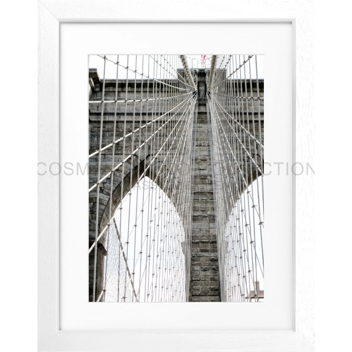 Schwarz-weiß Architektur-Fotografie der Brooklyn Bridge mit Seilen und Turm