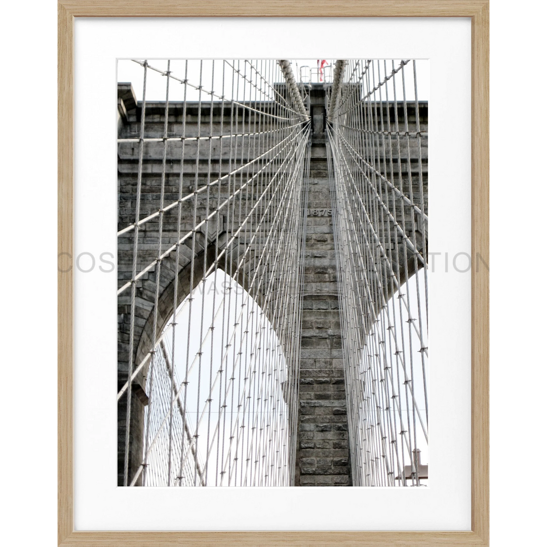 Gothischer Steinbogen und Stahlseile der Brooklyn Bridge als Poster New York NY105