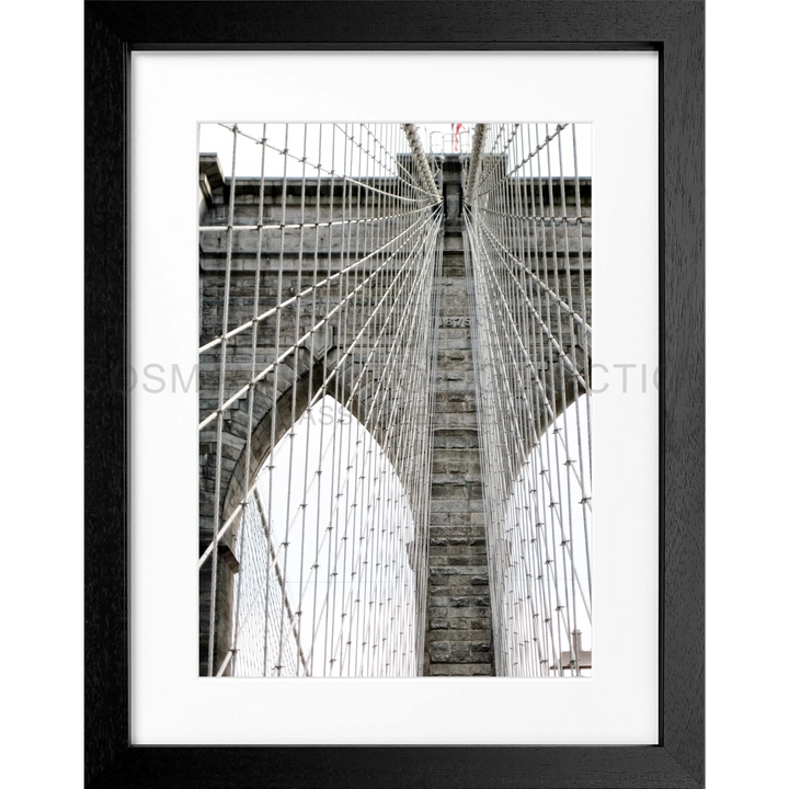 Schwarz-weiß Architekturfoto der ikonischen Seile und Türme der Brooklyn Bridge