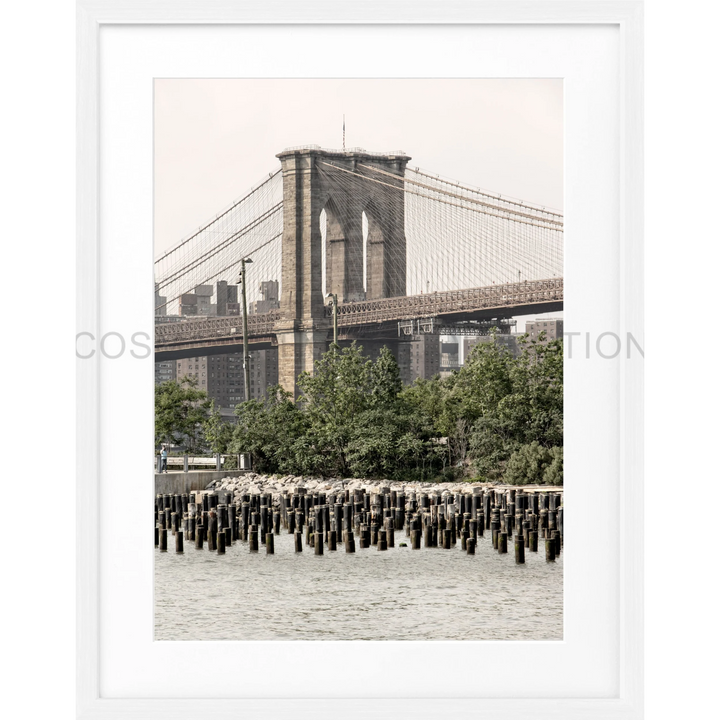 Brooklyn Bridge mit Holzpfählen im Wasser für Poster New York Brooklyn Bridge NY112