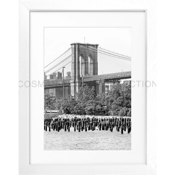 Brooklyn Bridge mit Holzpfählen im Vordergrund auf Poster New York NY112