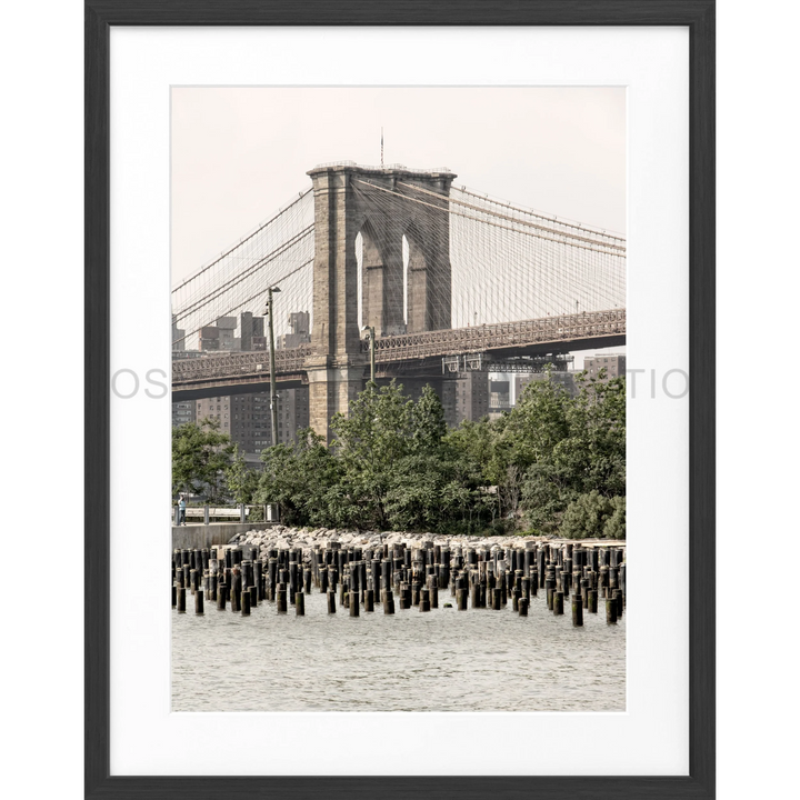 Brooklyn Bridge mit Holzpfählen im Wasser, Poster New York Brooklyn Bridge NY112