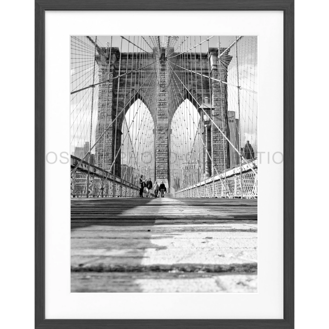 Brooklyn Bridge mit ikonischen gotischen Bögen und Zugseilen auf Poster New York NY34