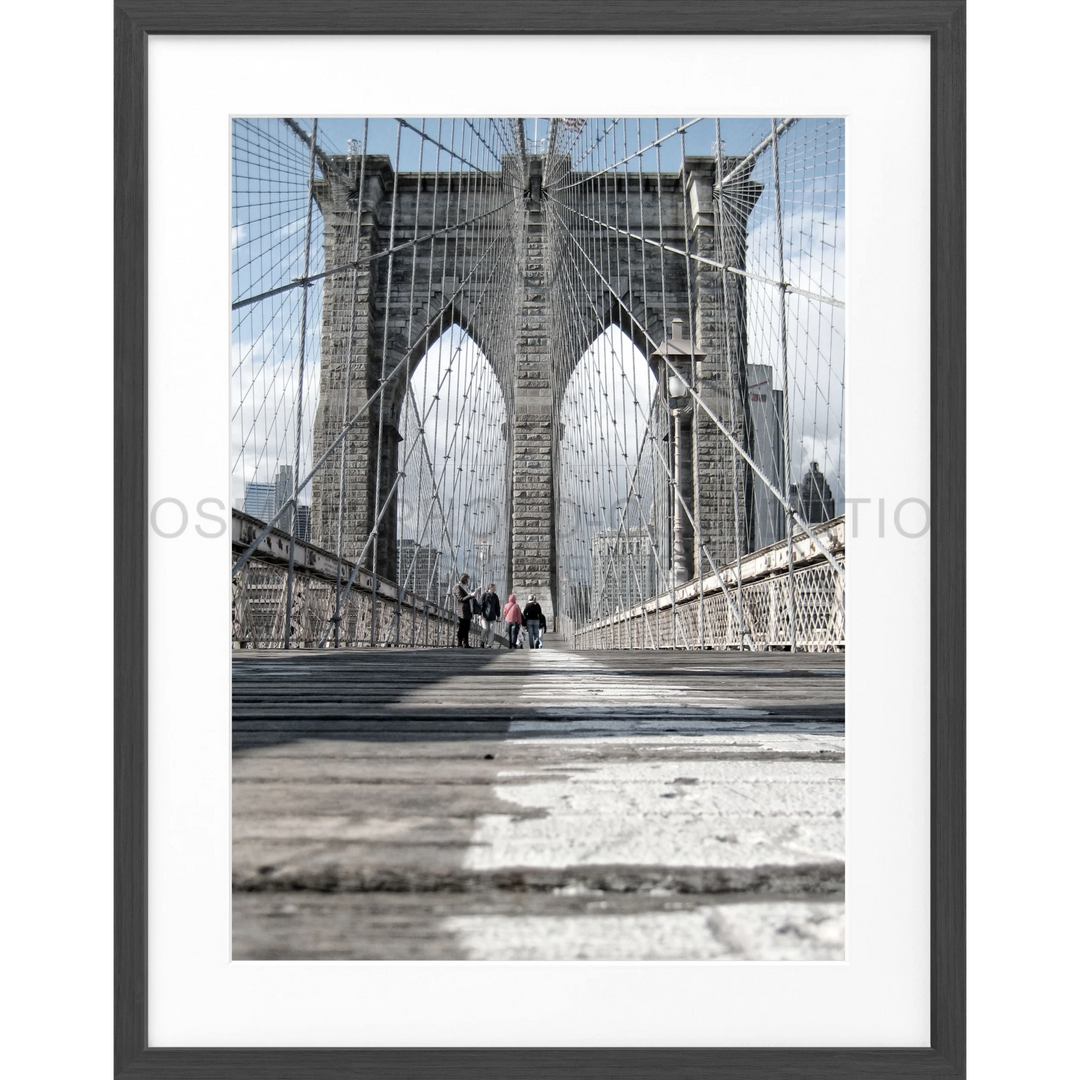 Brooklyn Bridge mit ikonischen gotischen Steinbögen und Stahlkabeln, Poster NY34