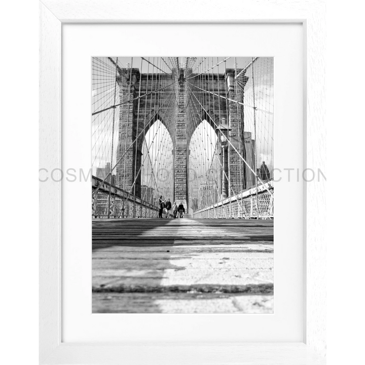 Schwarz-weiß Foto der ikonischen gotischen Bögen und Kabel der Brooklyn Bridge