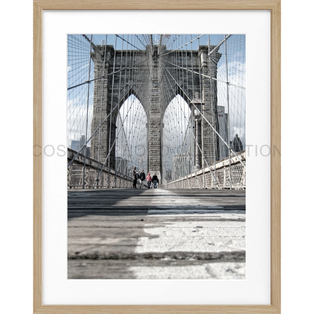 Brooklyn Bridge mit ikonischen Steinbögen und Stahlkabeln auf Poster New York NY34