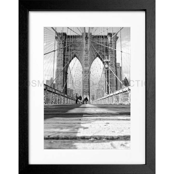 Schwarz-weiß-Fotografie der Brooklyn Bridge mit Steinbogen und Seilzug