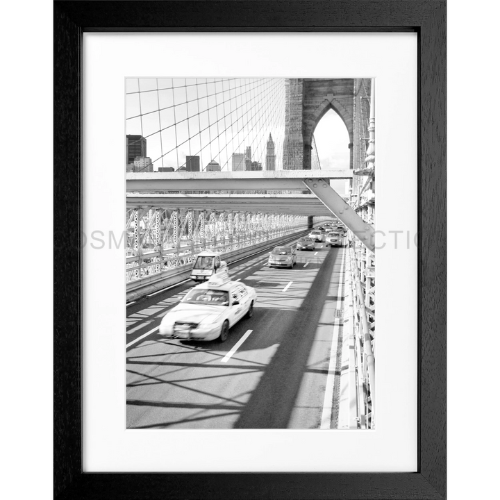 Schwarz-weißes Foto von Autos auf der Brooklyn Bridge in New York im Posterdesign