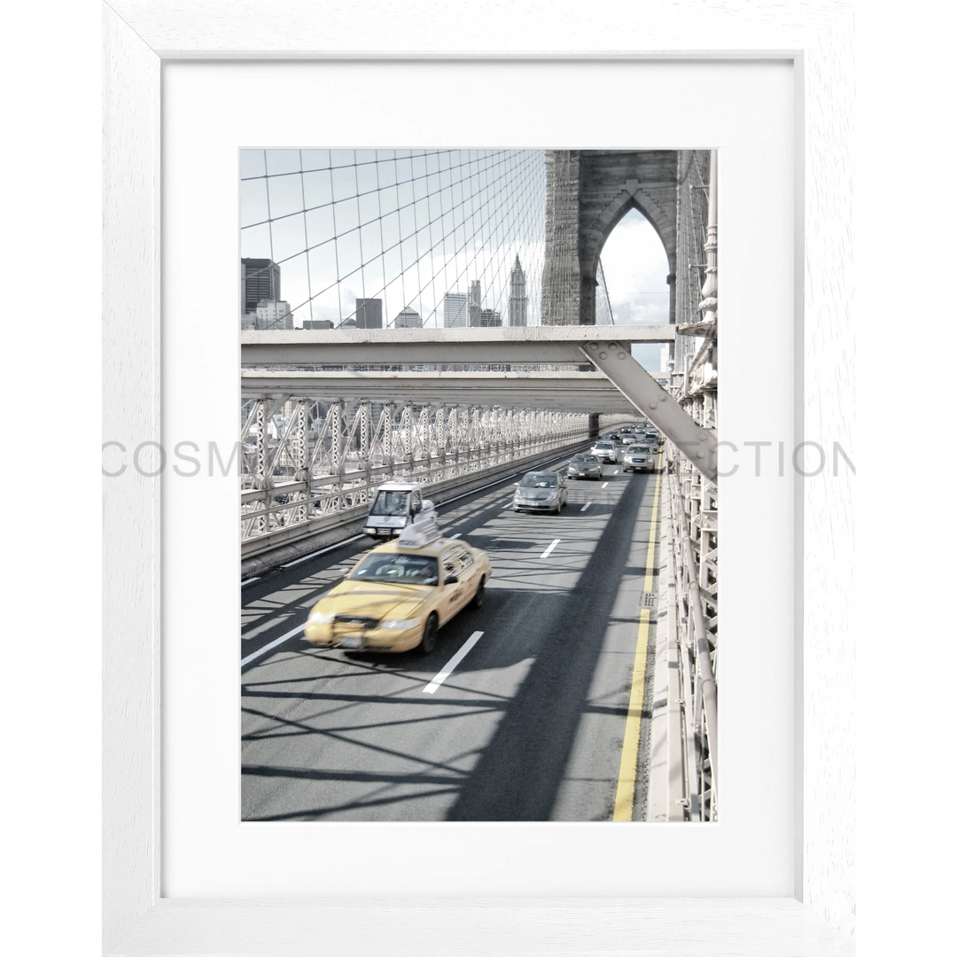 Gelber Taxi überquert die Brooklyn Bridge in Poster New York Brooklyn Bridge NY70