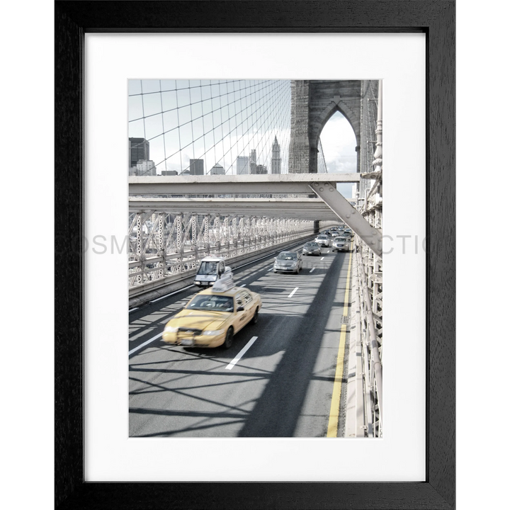 Gelber Taxi überquert die Brooklyn Bridge in New York auf dem Poster NY70