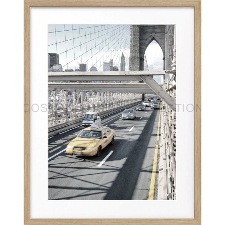 Gelbes Taxi überquert die Brooklyn Bridge in Poster New York Brooklyn Bridge NY70