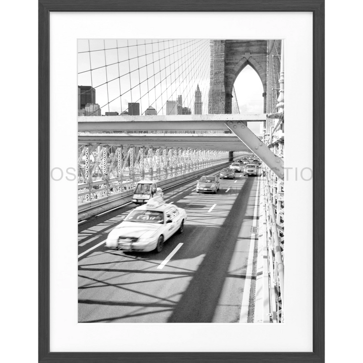 Klassische Autos über die Brooklyn Bridge in Schwarz-Weiß auf Poster New York NY70