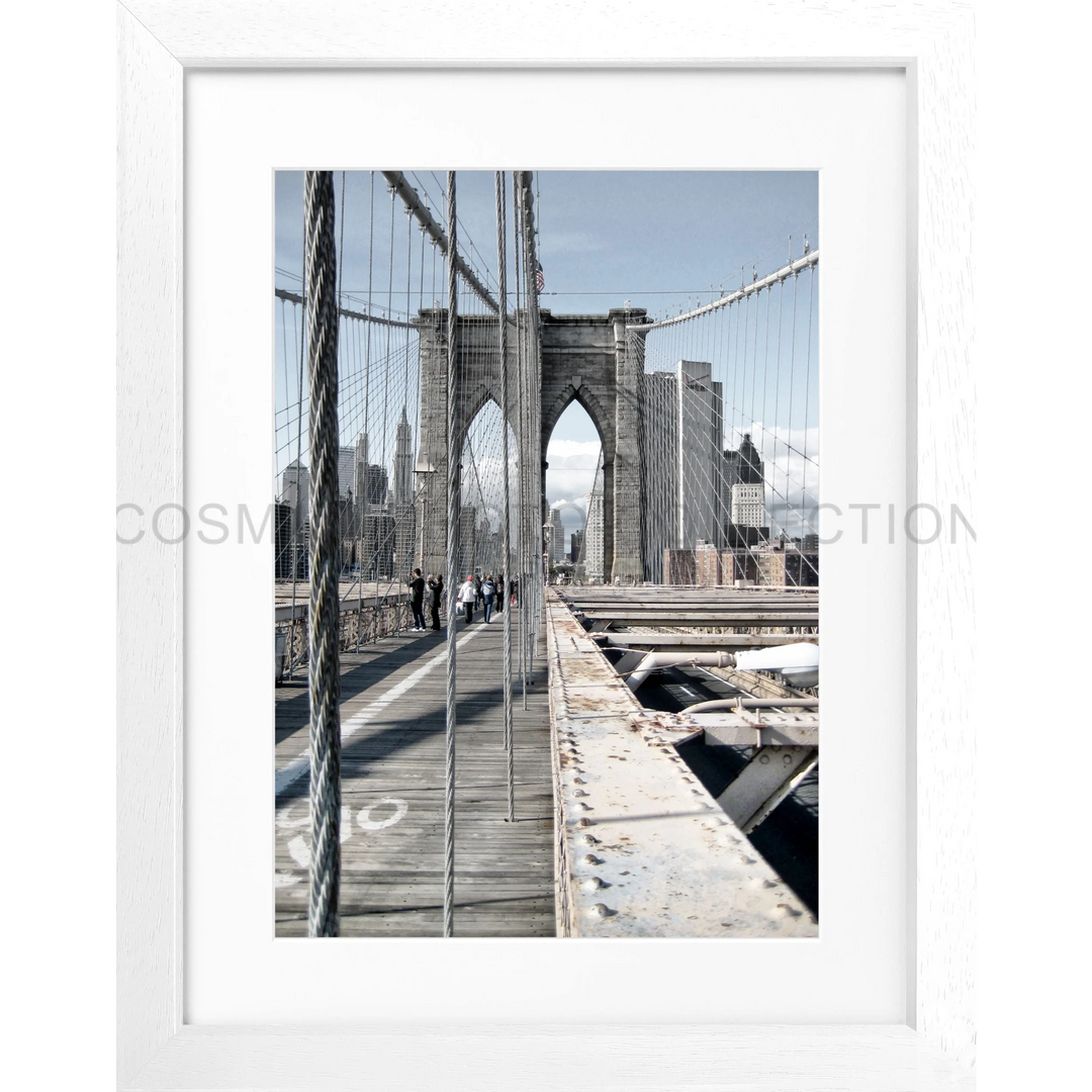 Brooklyn Bridge mit ikonischen Steinbögen und Stahlkabeln auf Poster New York NY72