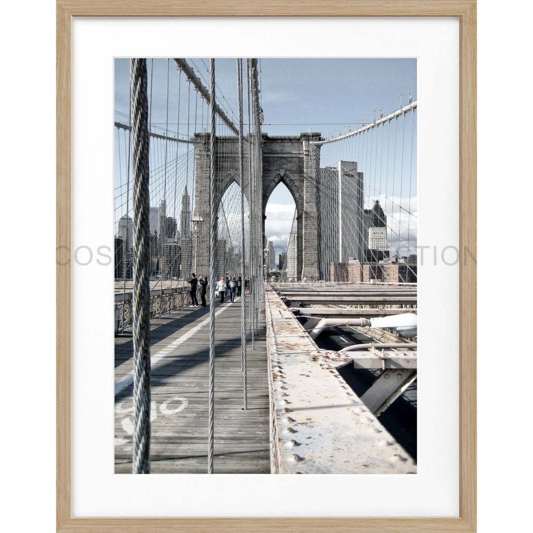 Brooklyn Bridge mit ikonischen Steintürmen und Aufhängebalken auf Poster New York NY72