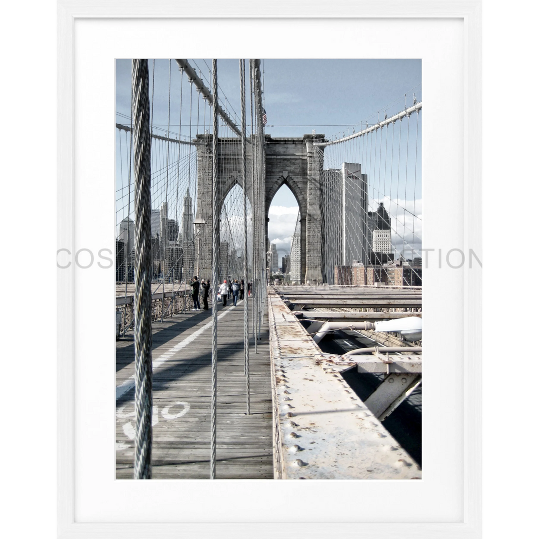 Brooklyn Bridge mit ikonischen gotischen Steinbögen und Stahlkabeln auf Poster NY72