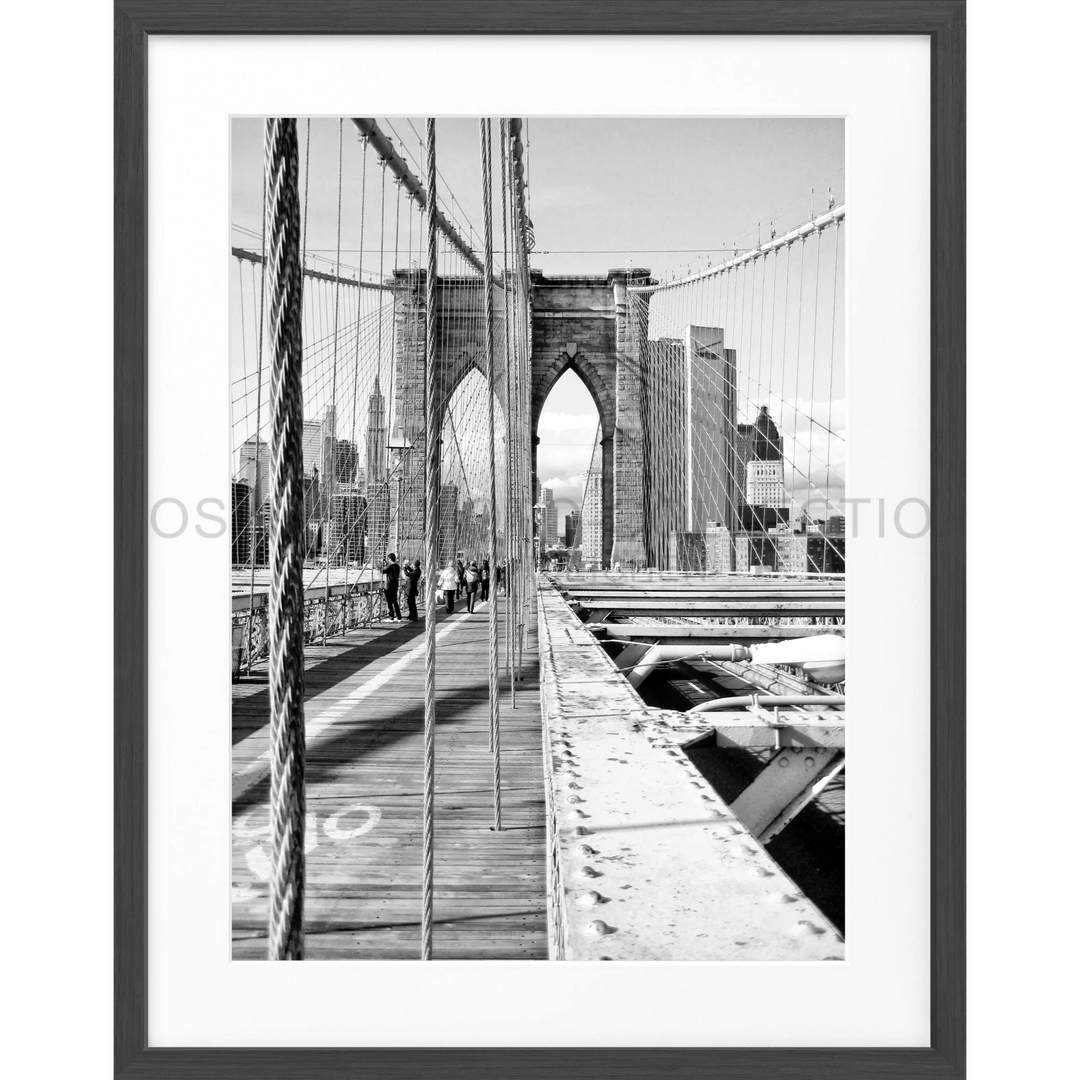 Schwarz-weiß-Fotografie des Gehwegs und der Kabel der Brooklyn Bridge in New York