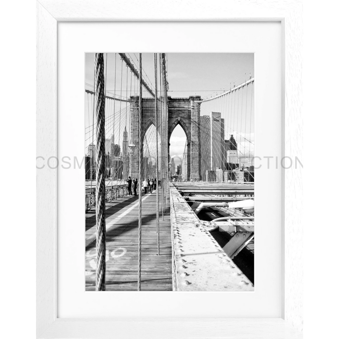 Schwarz-weiß-Fotografie der Brooklyn Bridge mit ikonischen Steinmasten und Kabeln