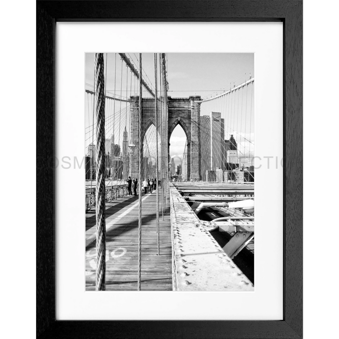 Schwarz-weiß-Fotografie der ikonischen Türme und Kabel der Brooklyn Bridge