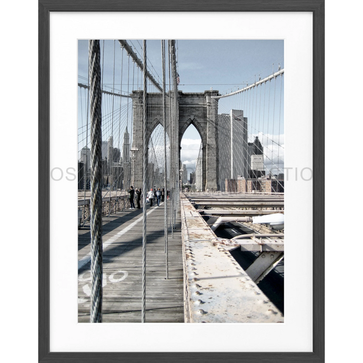 Brooklyn Bridge mit ikonischen Steintürmen und Hängekabeln auf Poster New York NY72