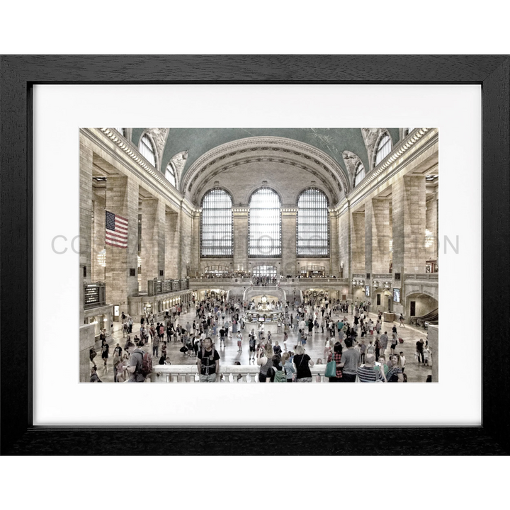 Gerahmtes Foto des Hauptsaals von Grand Central Terminal mit Pendlern als Poster