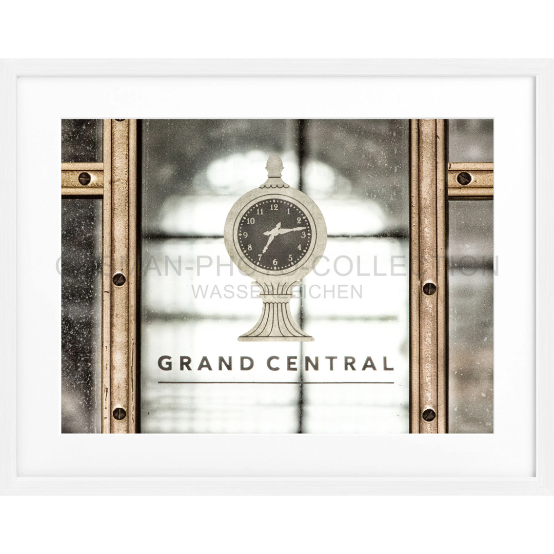 Klassische Uhr auf dekorativem Podest mit GRAND CENTRAL-Text unter dem Poster NY88