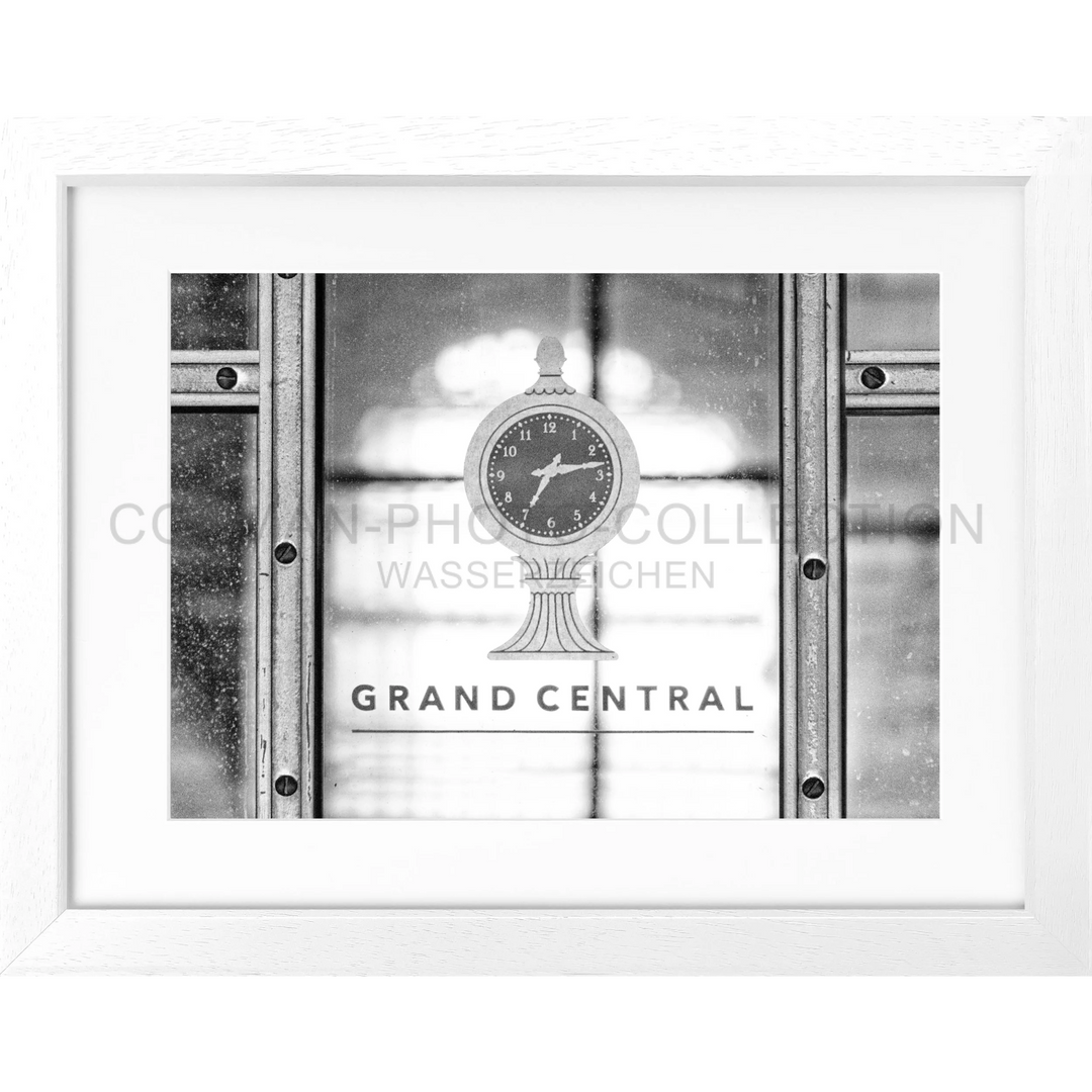 Schwarz-weiß-Fotografie einer Uhr und Grand-Central-Schild hinter Glas