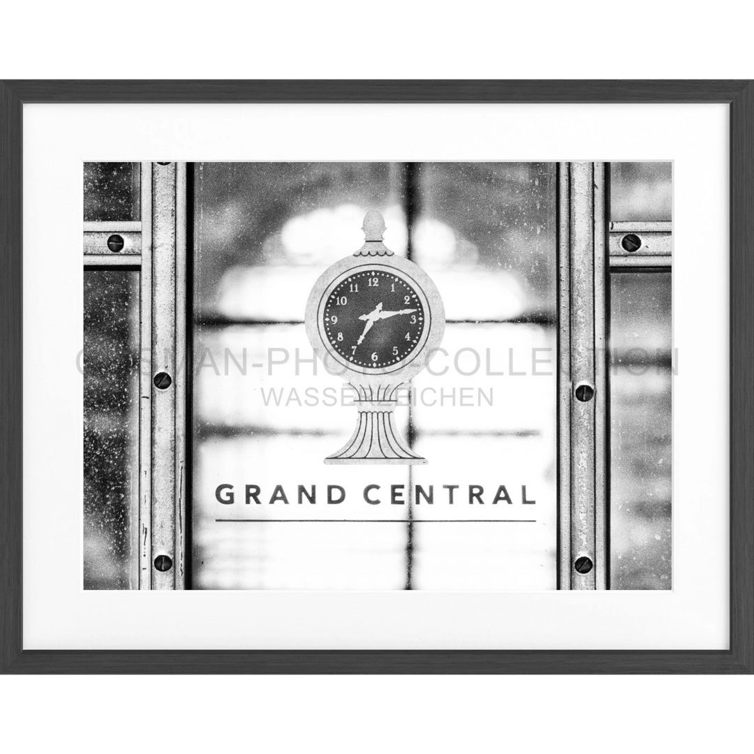 Schwarz-weiß-Fotografie der ikonischen Grand Central Terminal Uhr und Beschilderung