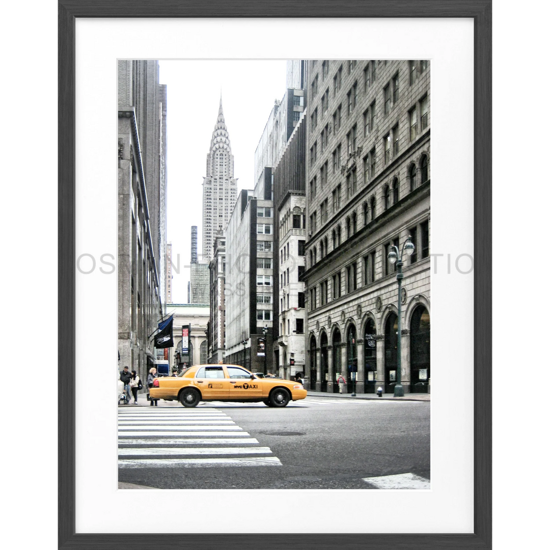 Gelber Taxi auf einer New Yorker Straße mit dem Chrysler Building im Hintergrund