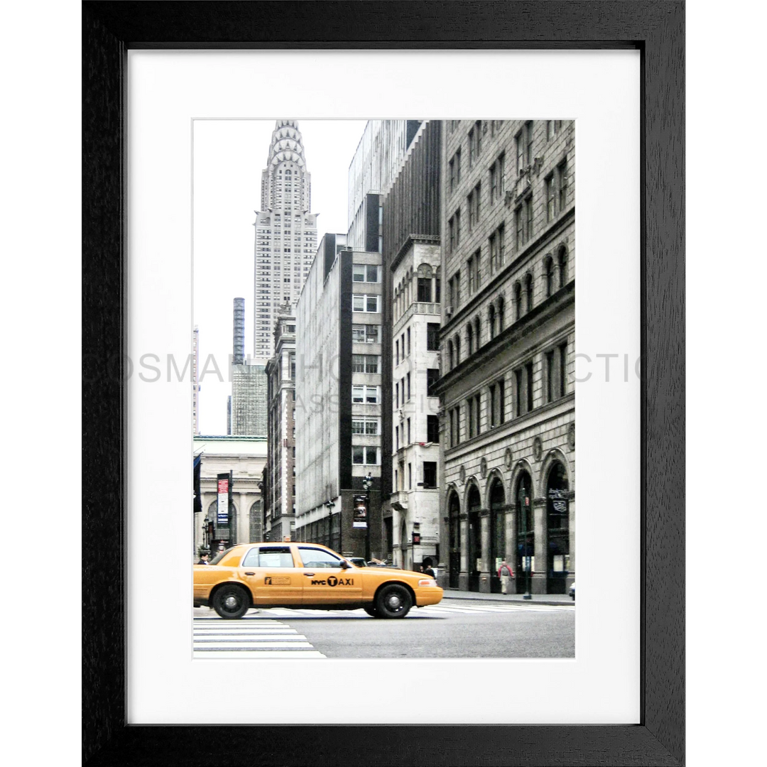 Gelber Taxi auf einer New Yorker Straße im Poster New York Chrysler Building NY100