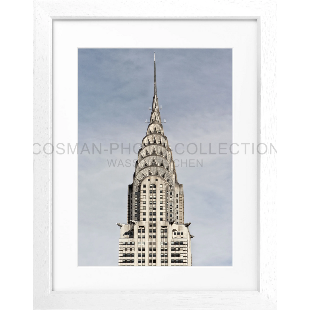 Art Deco Spire der Chrysler Building mit Edelstahlkrone und dreieckigen Fenstern