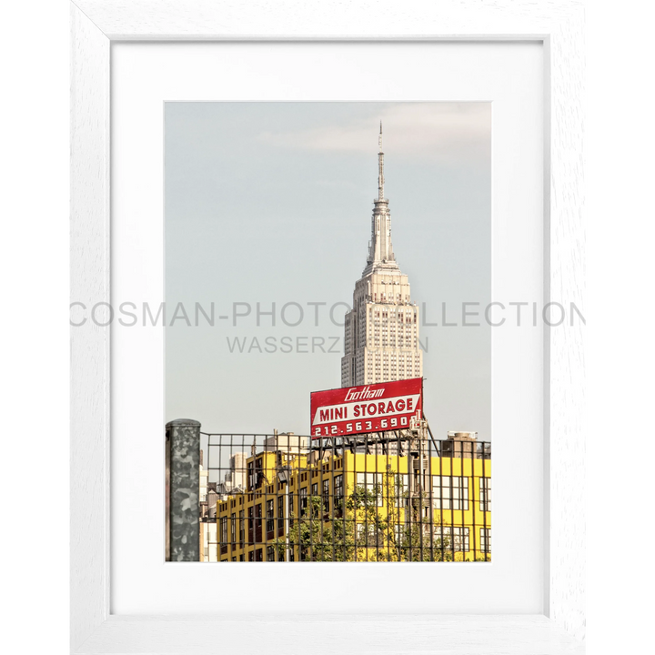 Empire State Building mit ikonischem Turm über rotem Plakat im Poster New York NY117