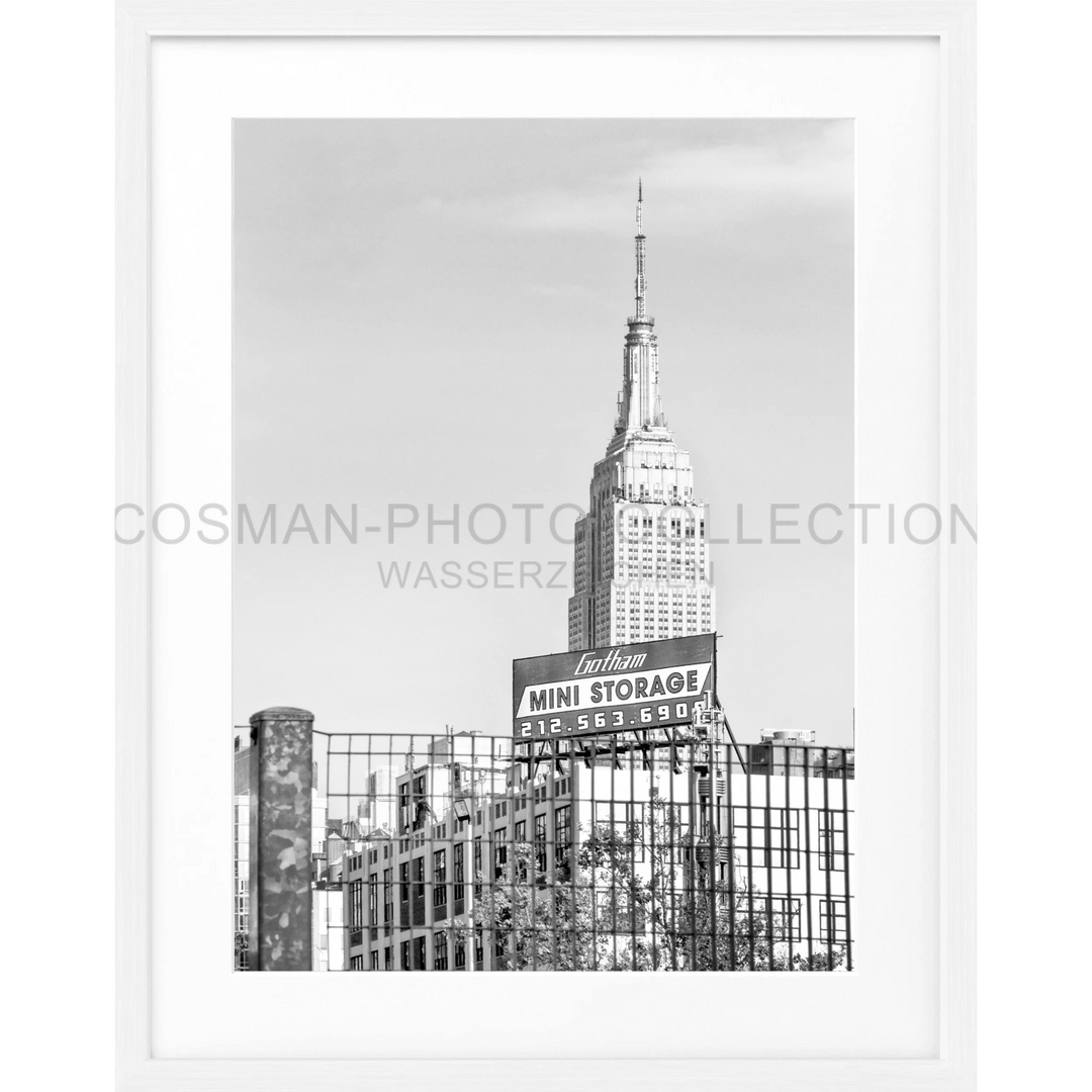 Schwarz-Weiß-Fotografie des oberen Teils und der Spitze des Empire State Buildings