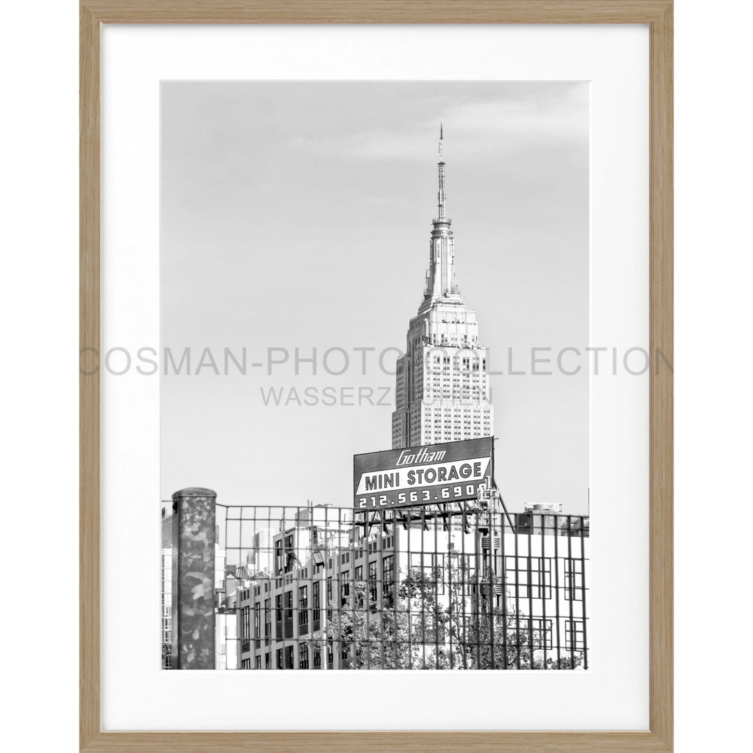 Schwarz-weiße Fotografie des oberen Teils und Spitzes des Empire State Buildings