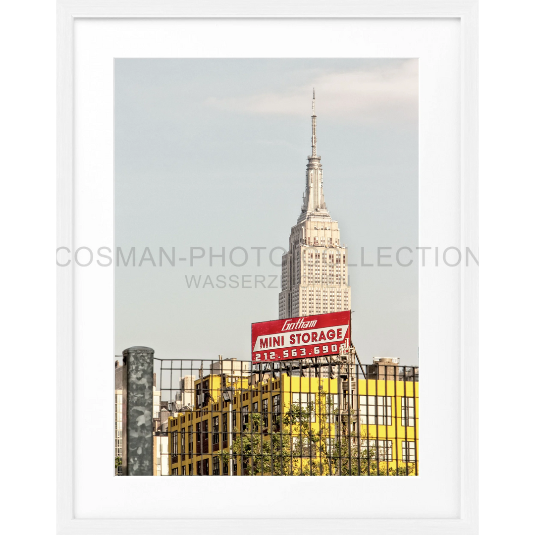 Empire State Building mit ikonischem Turm vor hellem Himmel auf Poster New York NY117