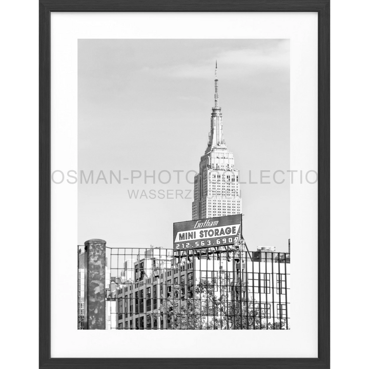 Schwarz-weiß Foto des Empire State Buildings mit Mini Storage-Schild, Poster NY117