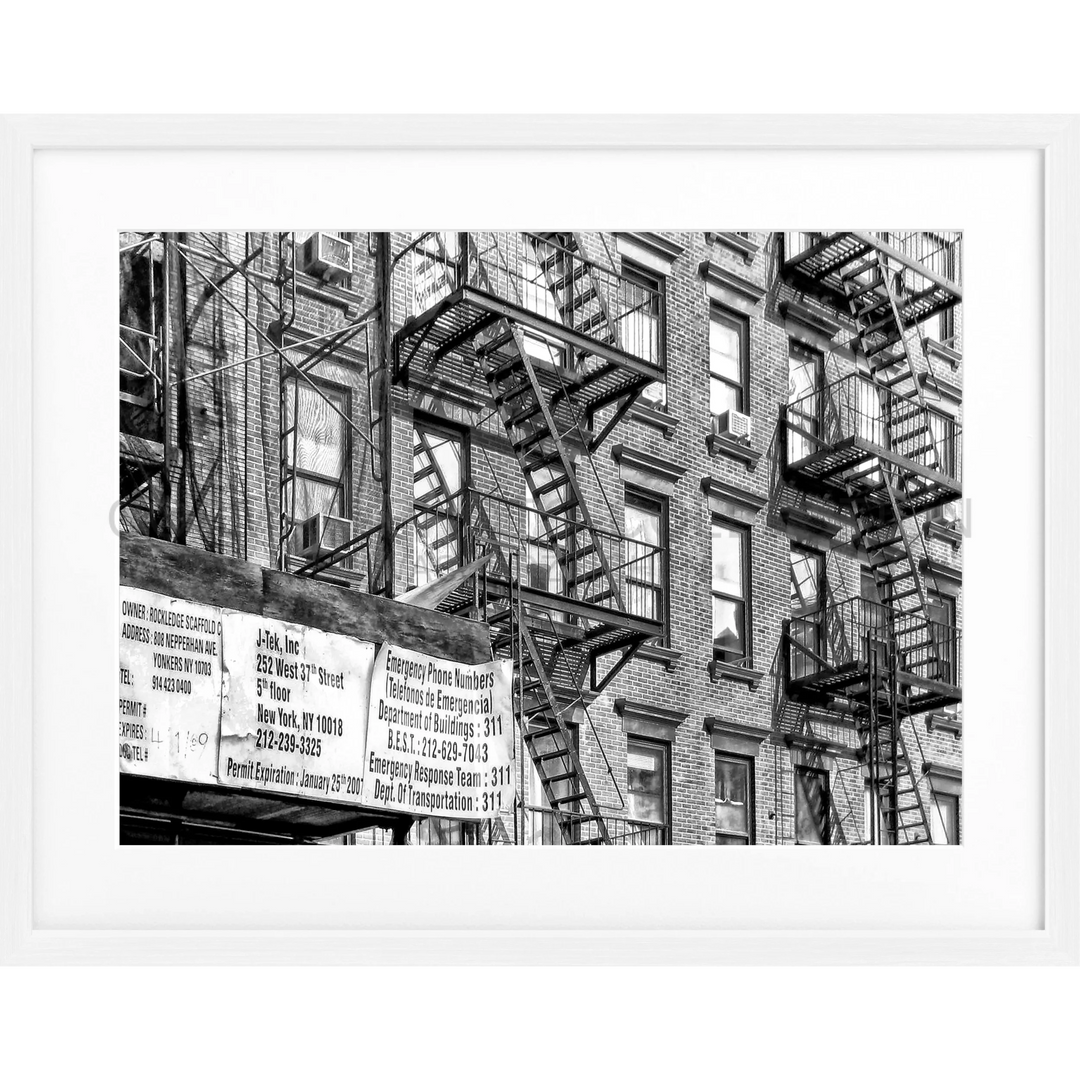 Feuertreppen an einem Backstein-Apartmentgebäude in Schwarz-Weiß für Poster New York NY93