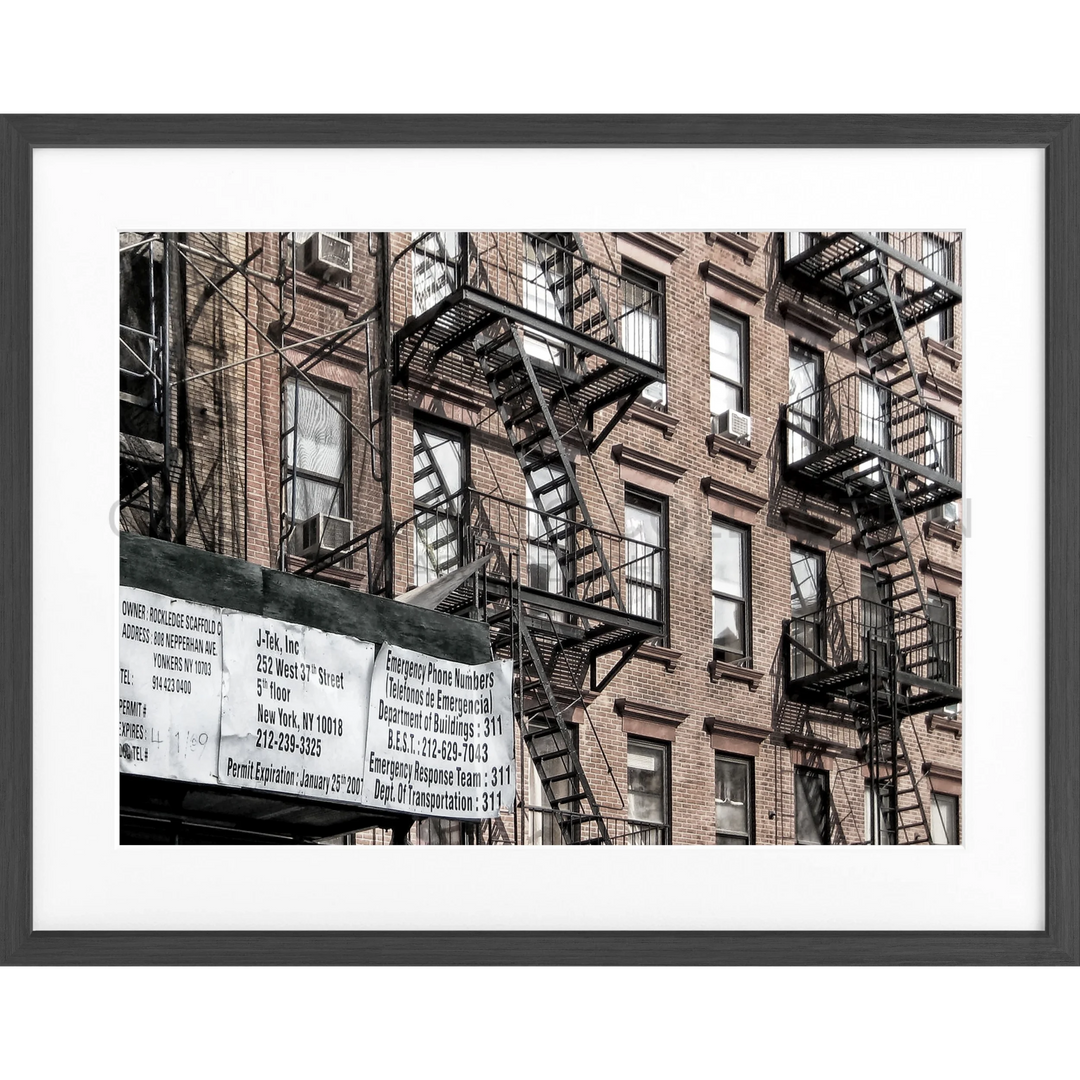 Feuertreppen an einem Backsteinwohnhaus in New York City, Poster NY93