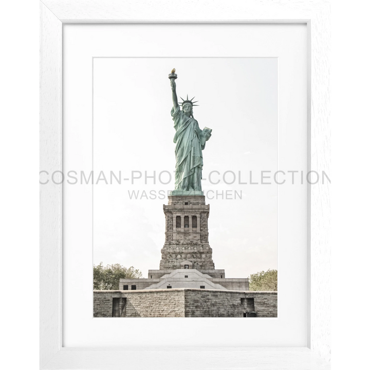 Statue of Liberty auf ihrem Podest, präsentiert im Poster New York Lady Liberty NY109