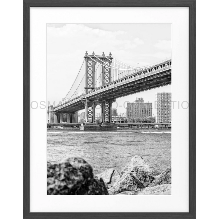 Schwarzweißposter des Manhattan Bridges über dem East River in New York