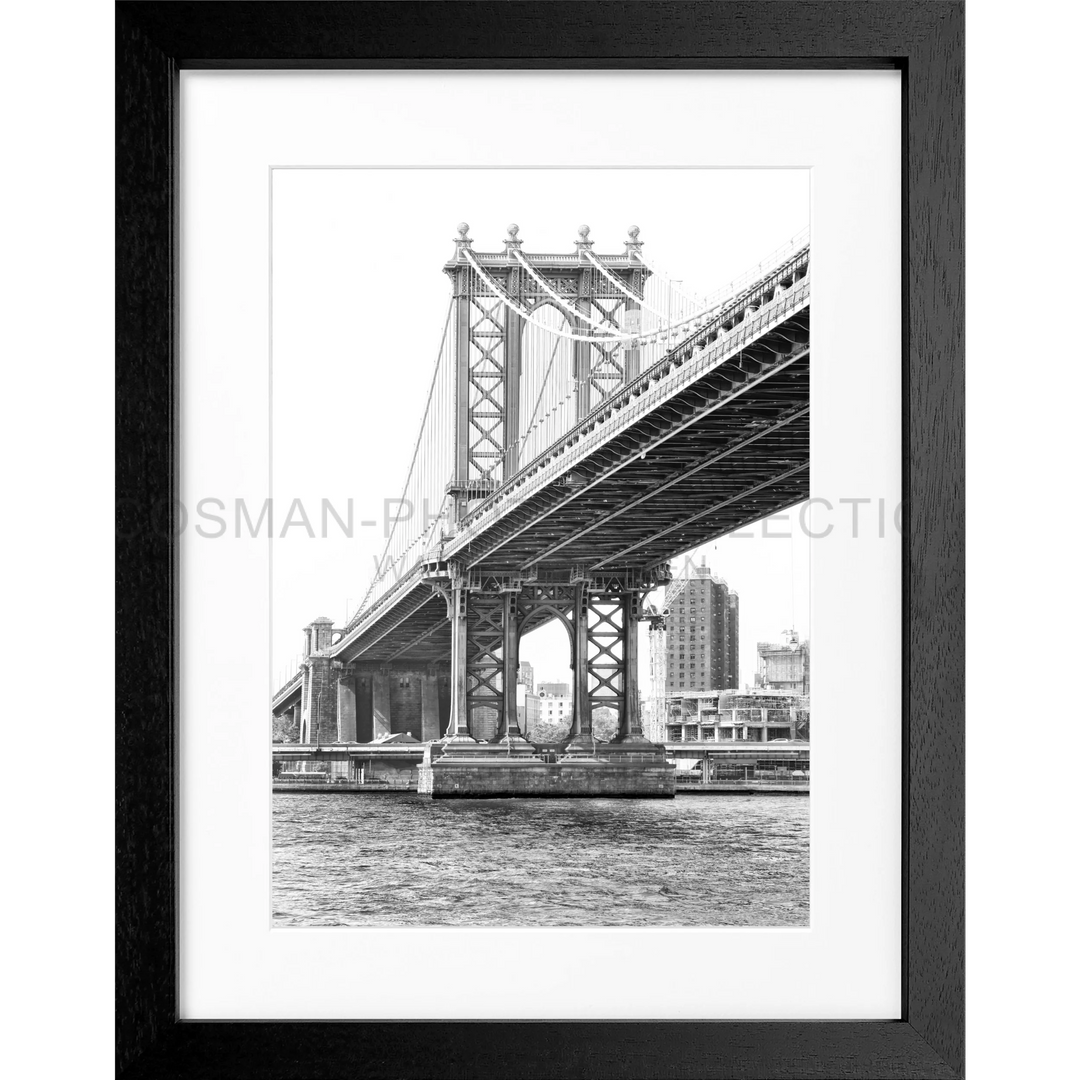 Schwarz-Weiß-Poster des Manhattan Bridge über dem East River in New York