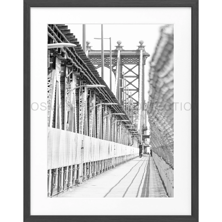 Schwarz-weiße Fotografie eines Brückengangs mit Stahlträgern, Poster Manhattan Bridge