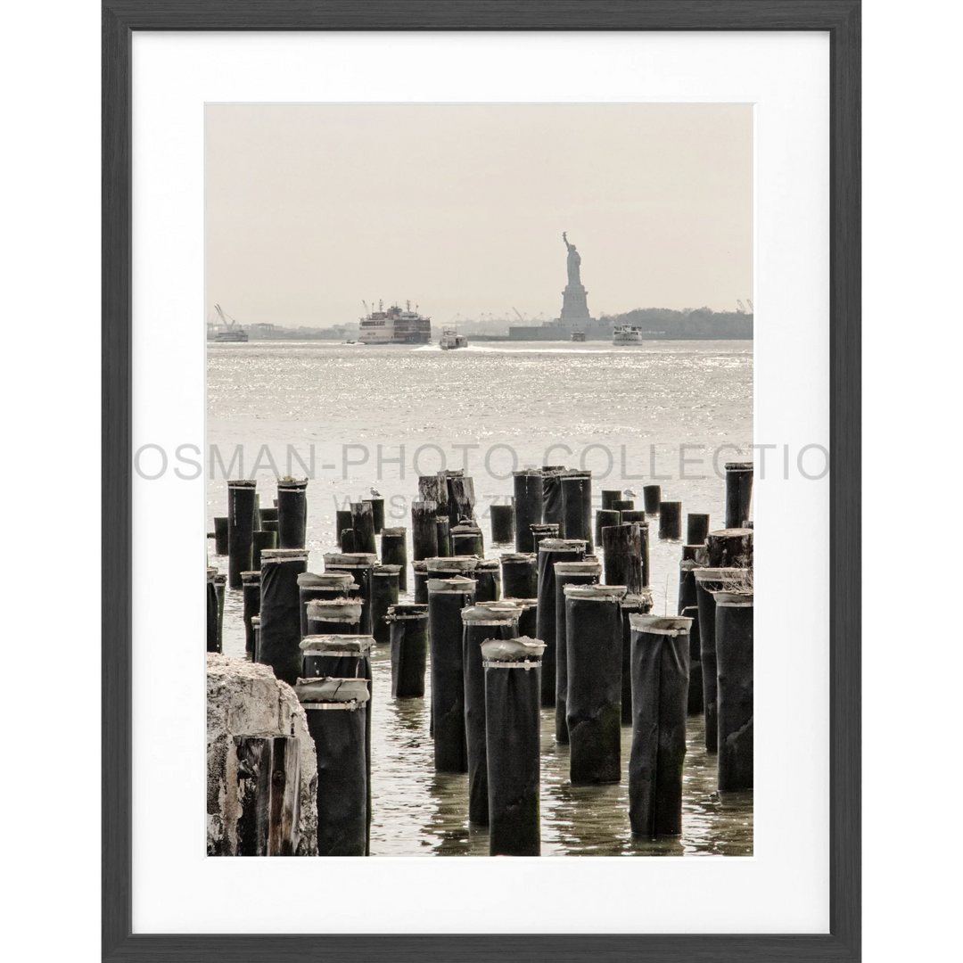 Holzpfeiler eines Piers stehen im Wasser, abgebildet in Poster New York NY107