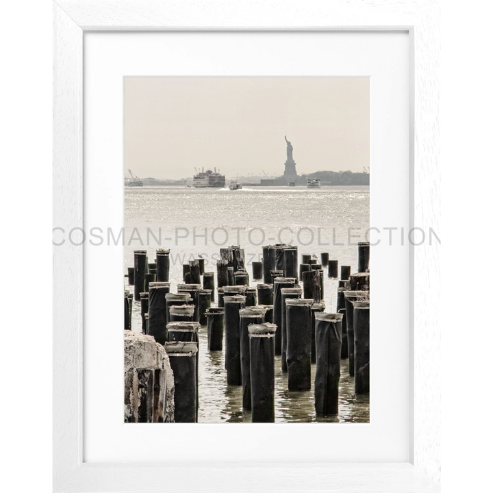 Holzpfeiler eines Piers im Wasser, dargestellt im Poster New York NY107