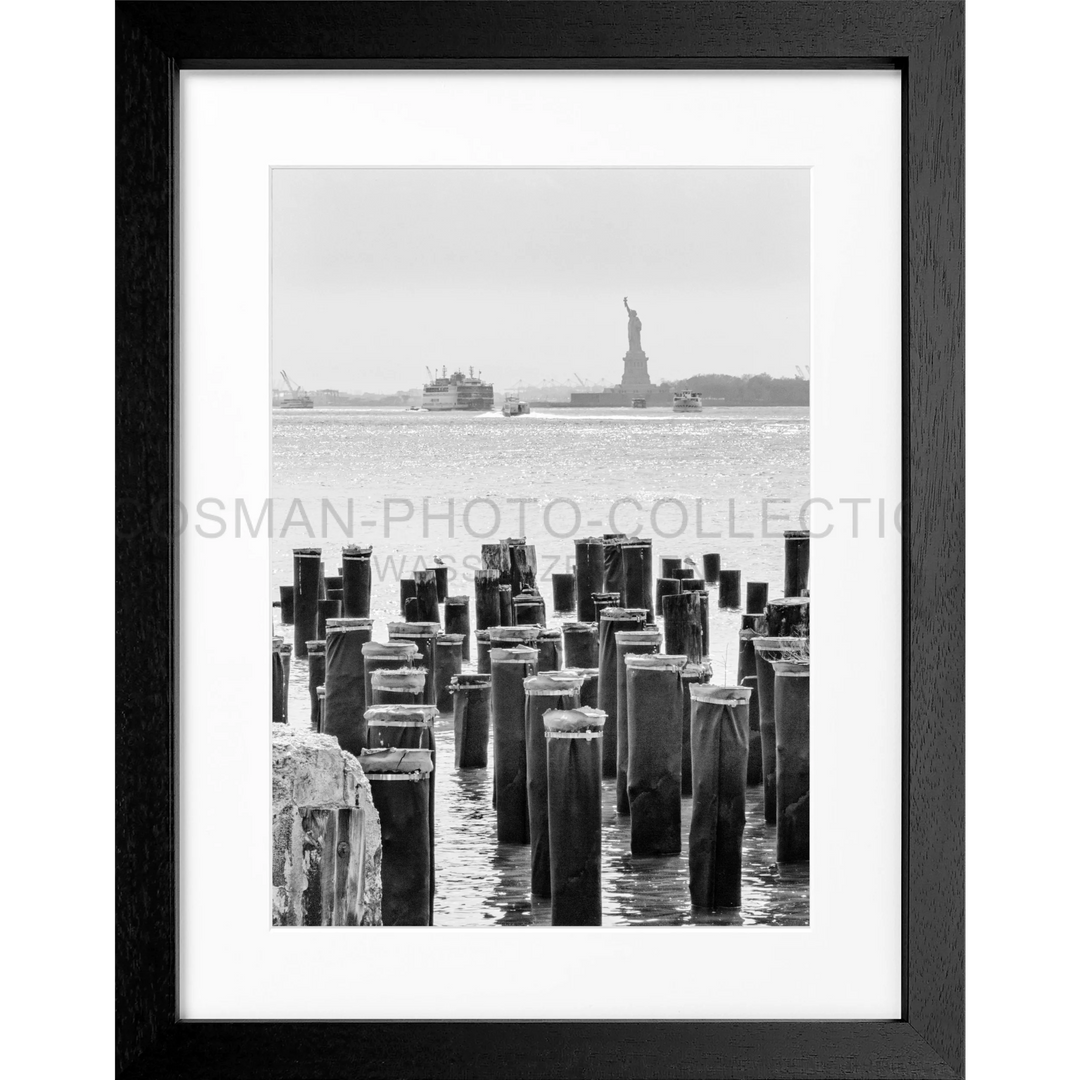 Holzpfeiler einer Pier stehen im Wasser, dargestellt im Poster New York NY107