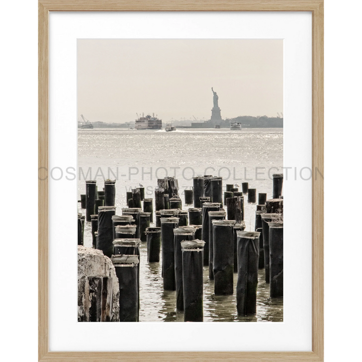 Holzstege im Wasser, abgebildet auf dem Poster New York NY107