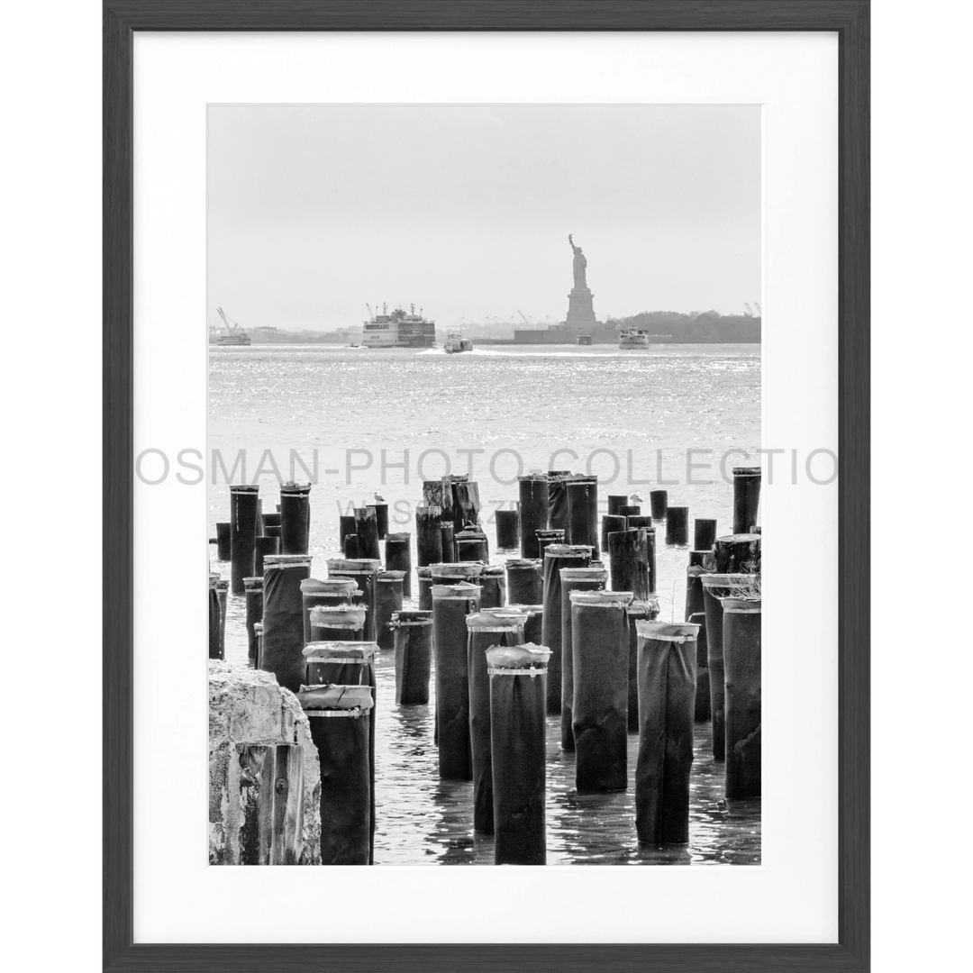 Holzpfähle am Wasser mit sichtbaren Spitzen, passend für Poster New York NY107