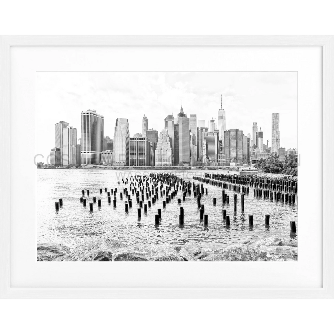 Schwarz-weiß-Foto der Manhattan Skyline mit alten Pfähle im Vordergrund