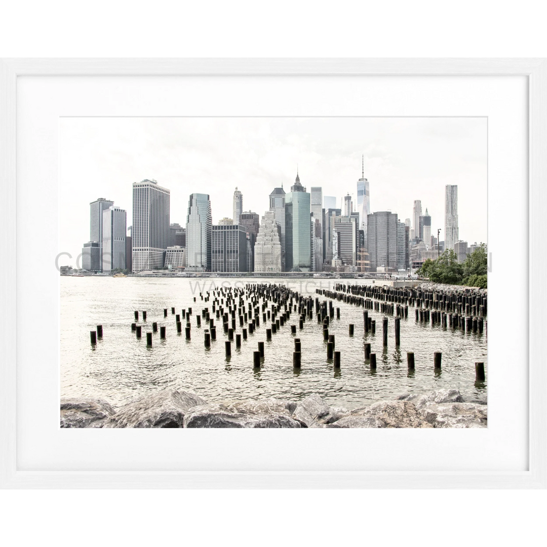 Schwarze Holzpierstützen im Wasser vor der Skyline von Manhattan, Poster New York NY108