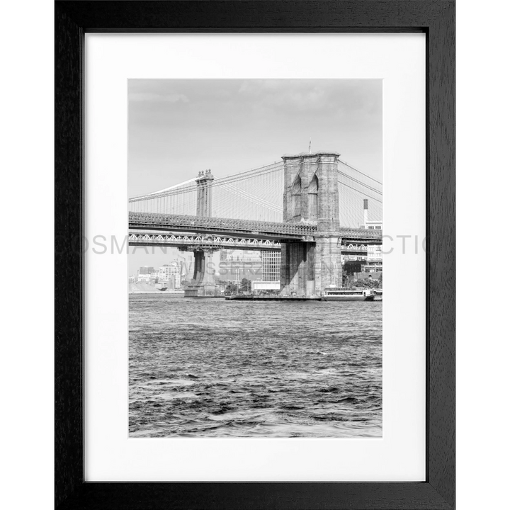 Brooklyn Bridge über stürmischen Gewässern in Schwarz-Weiß für Poster New York NY111